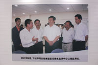 2007年8月，习近平同志视察manbetx新万博官网上海监测站