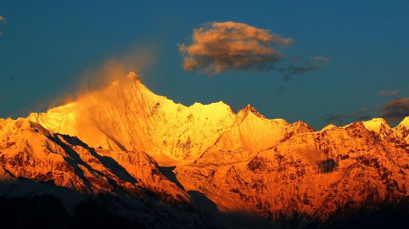 日照金山之梅里主峰-董斐斐